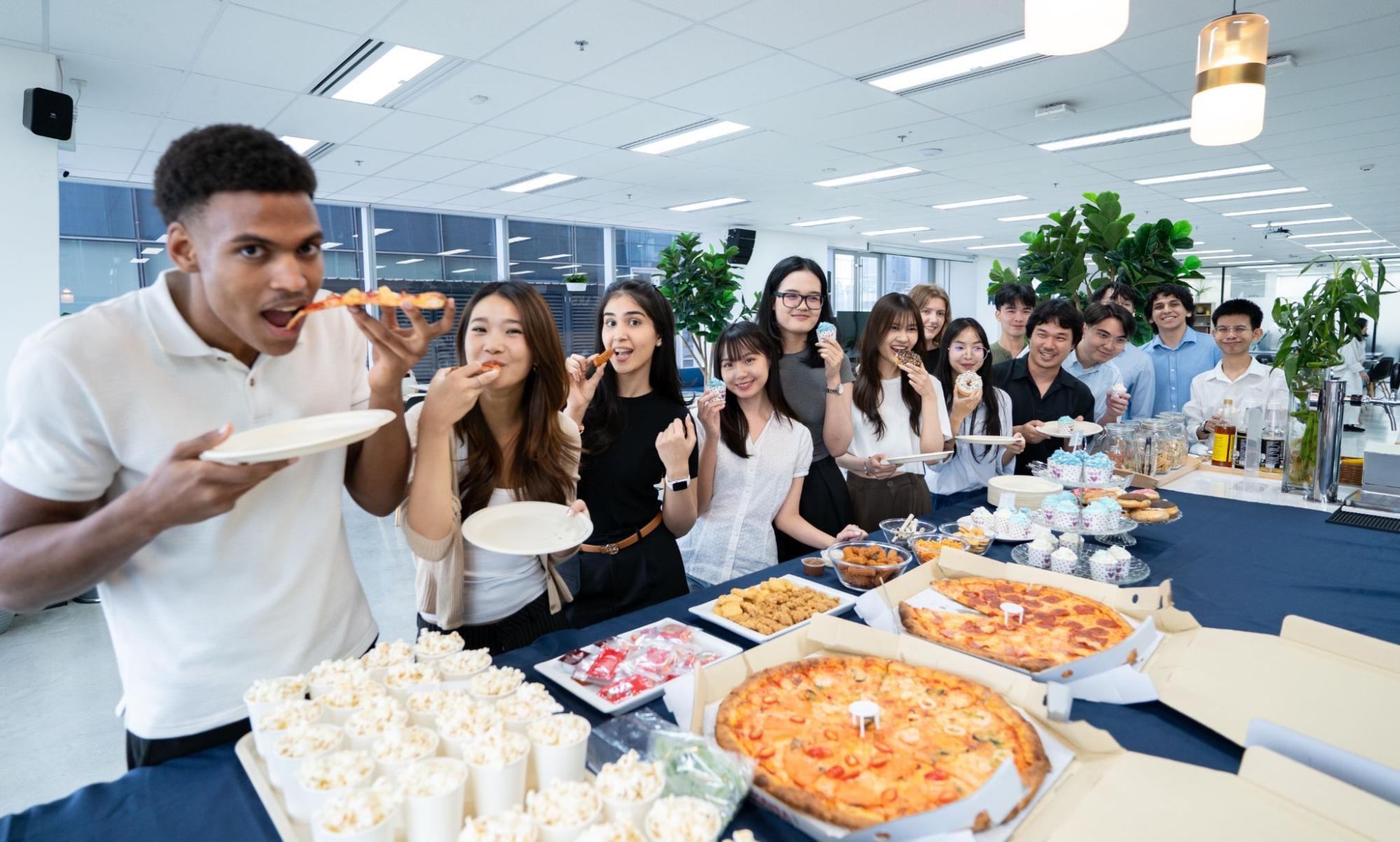 Intern-eating-pizza-01