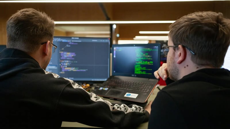 software-developers-pair-programming